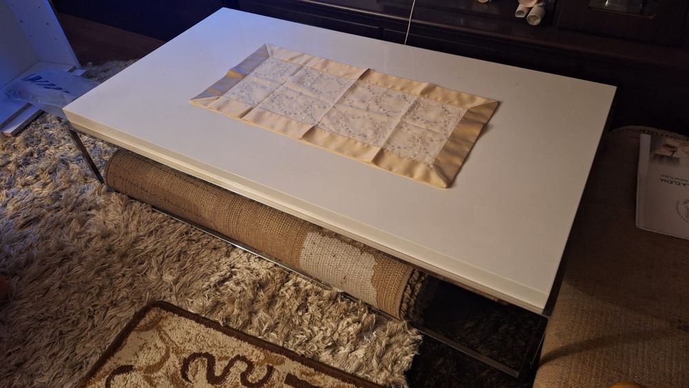 Măsuța cafea albă lucioasă