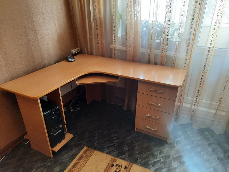 Продам компьютерный стол