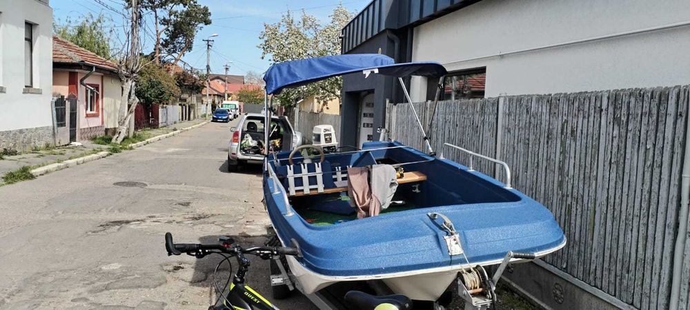 Vind sau schimb cu autoturism barca trimaran cu motor