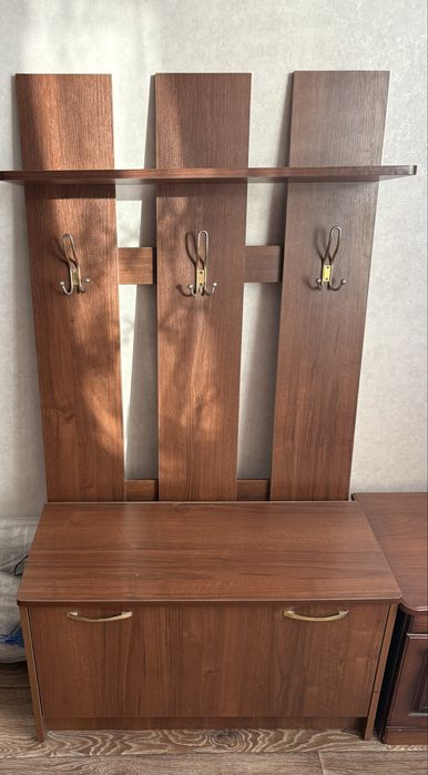 Продам вешалку в прихожую