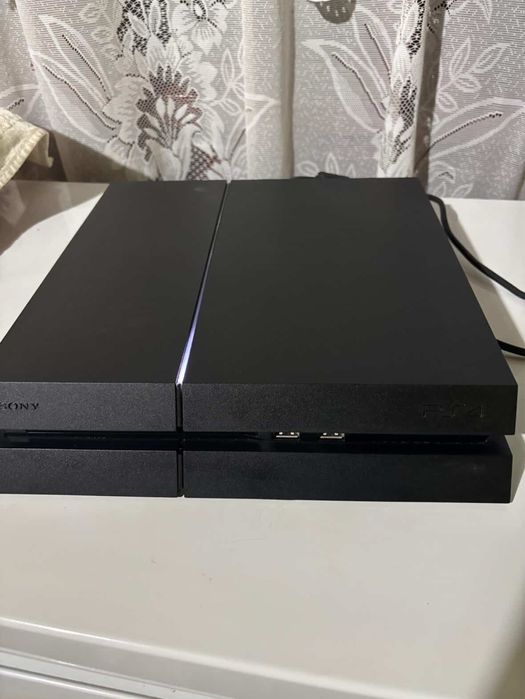 Vând PS4 in stare foarte bună