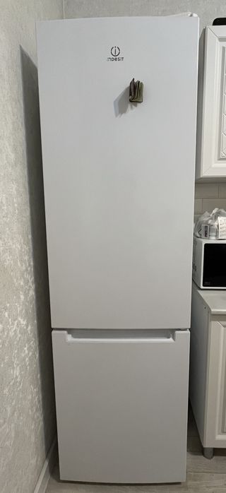 Продается холодильник indesit