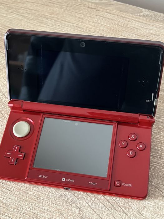 Vand  Vând consolă Nintendo 3DS (culoarea Flame Red)