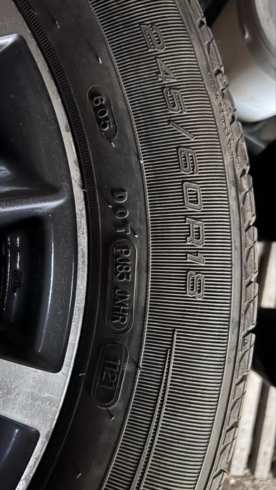 245/60 r18 продам резину комплект с дисками