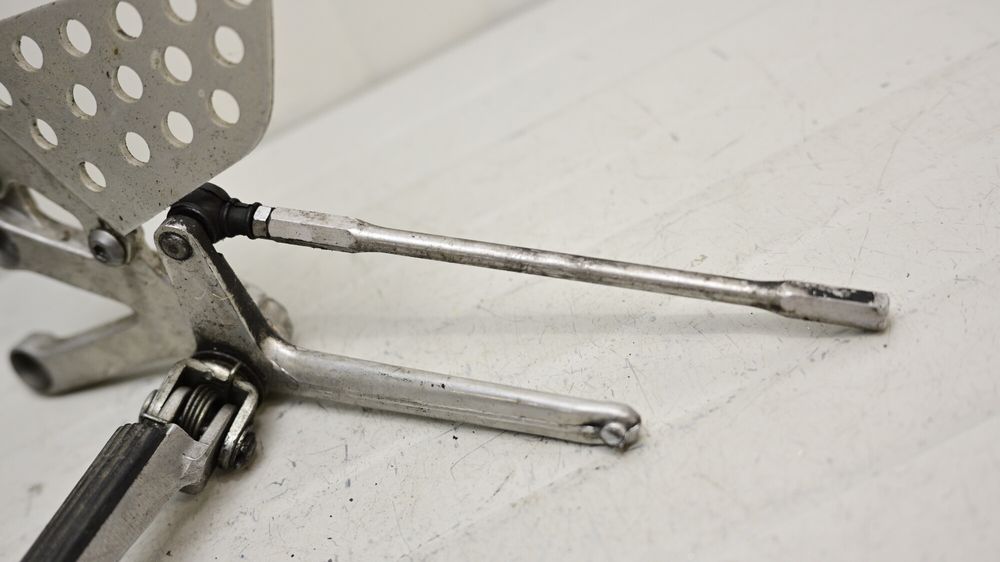 Suport Scarita Fata Stanga Cu Pedala Schimbator Honda CBR 929 2000 -