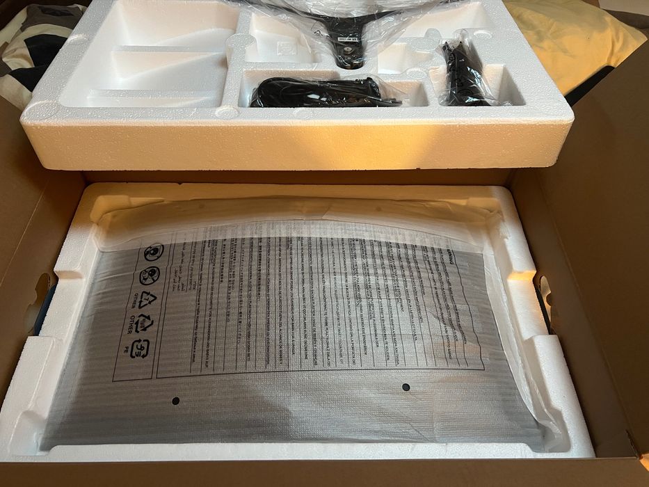 Monitor curbat SAMSUNG LC27R500FHUXEN, 27" AMD FreeSync, Full HD, 60Hz