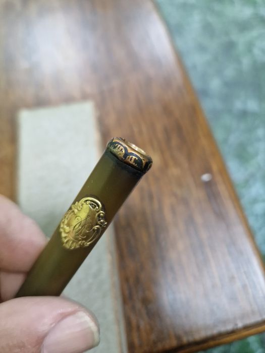 Антикварно цигаре кехлибар с златен монограм