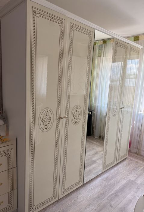 Продам Шикарный спальный гарнитур