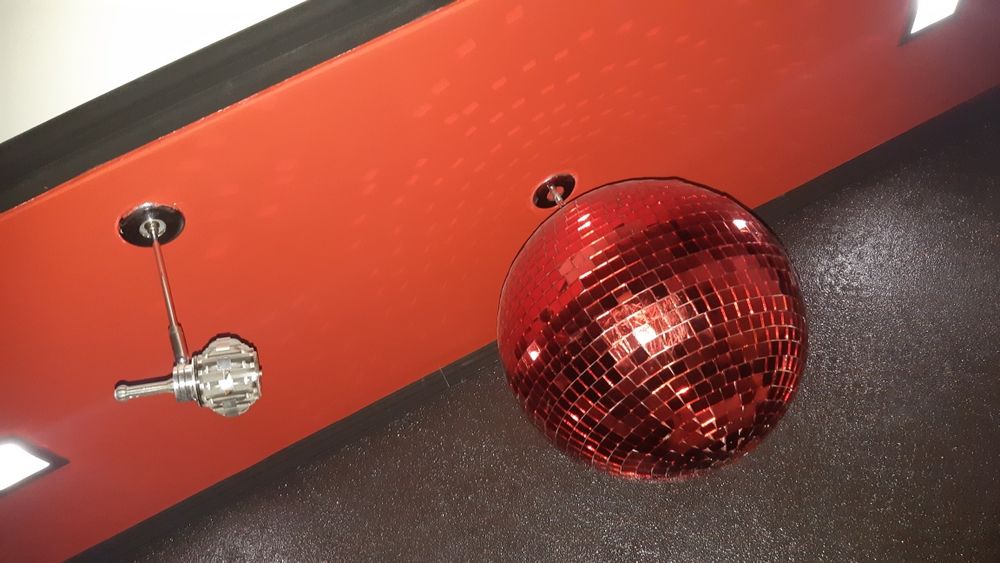 Зеркальный диско шар.