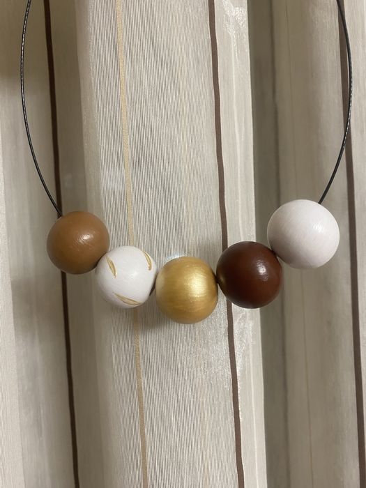 Colier cu margele de lemn pictate manual