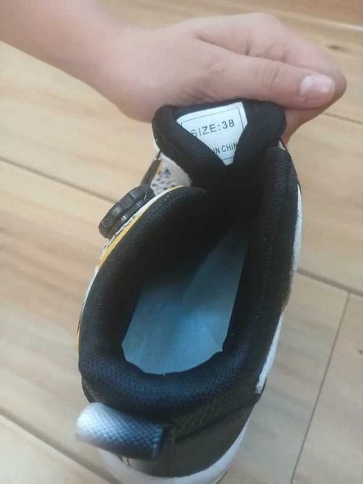 Adidasi cu role noi