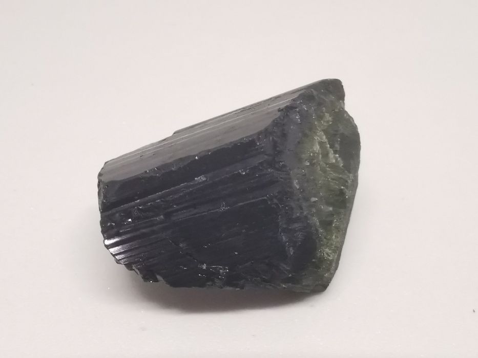 Зелен турмалин с черно покритие