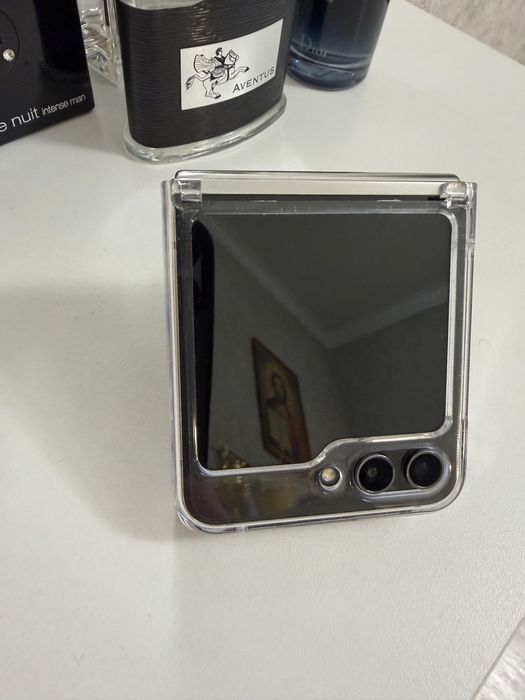 Продам самсунг Galaxy Z Flip5
