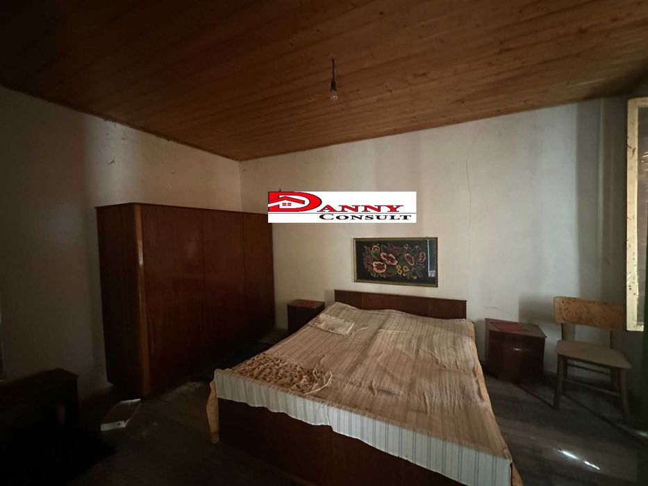 Двуетажна къща с двор и кладенец в с. Иванча