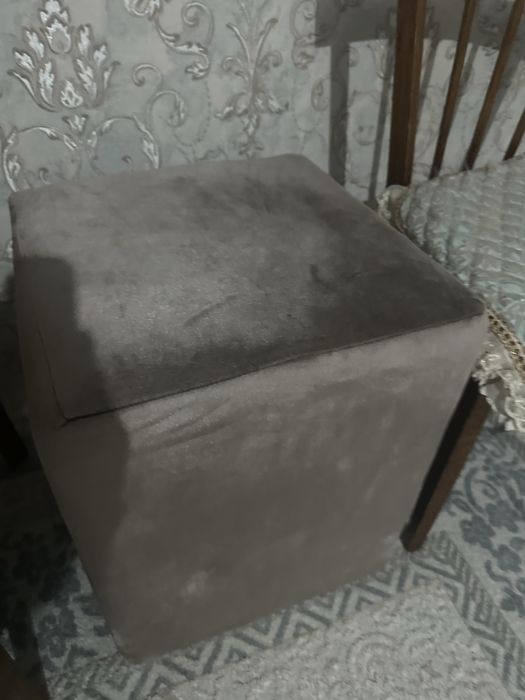 Комод с зеркалом и с пуфиком