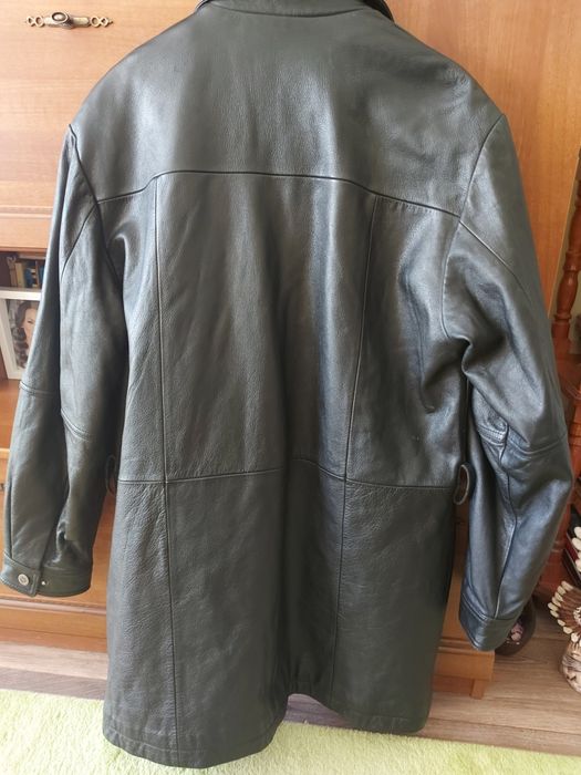 Продавам мъжка шуба от естествена кожа и подарък каскет