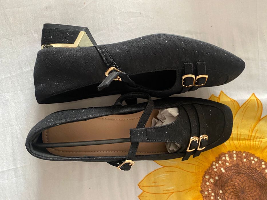 Pantofi noi in cutie.