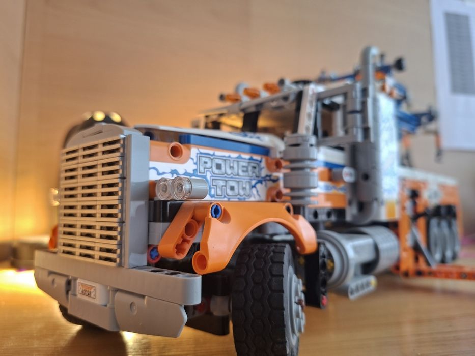 LEGO 42128 Heavy Duty Tow Truck