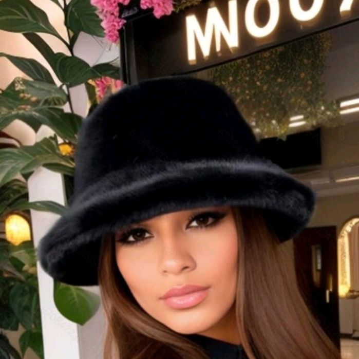 Прекрасна зимна дамска шапка черна бежева