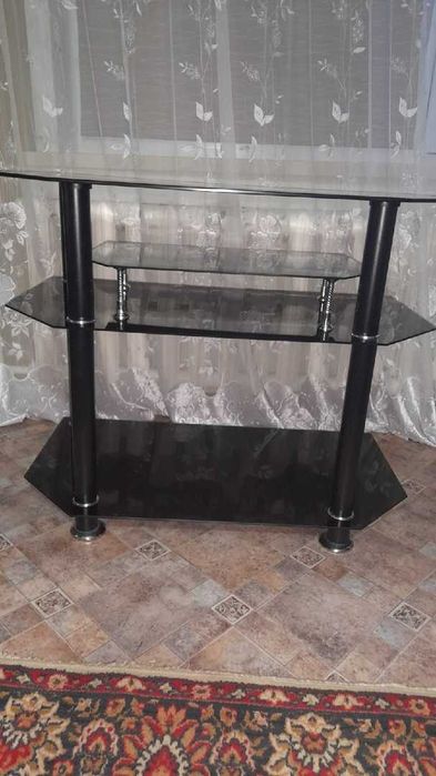 Стол стеклянный чёрный.