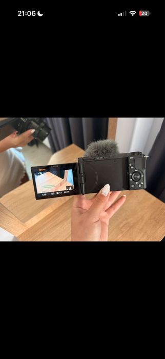 Camera Sony ZV-E10 mai are un an garantie