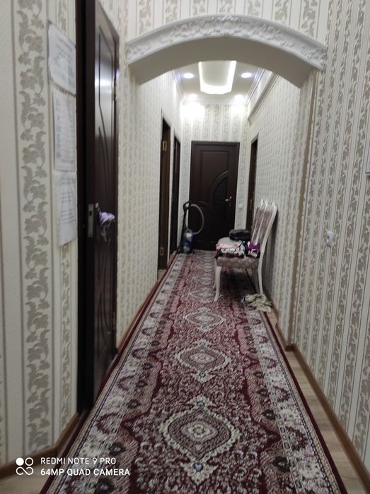 ТАШҚИ ДЕВОРИ ИККИ ҒИШТЛИ 3 хонали квартира хамма шароити билан.