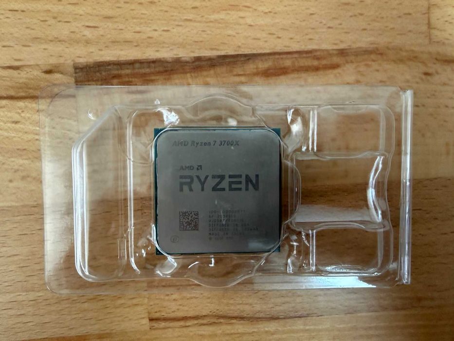 Kit procesor AMD Ryzen™ 7 3700X Socket AM4 +Kit memorii Kingston FURY KF432C16BBK2/16 16GB (8GB 1G x 64-Bit x 2 pcs.) DDR4-3200 CL16 288-Pin DIMM Kit