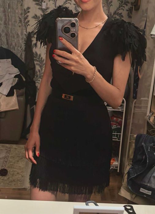 Оригинална Elisabetta Franchi рокля много е красива на живо и прави тялото да изглежда страхотно