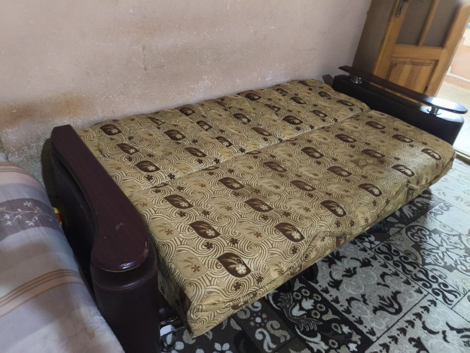 Диван в среднем состоянии.