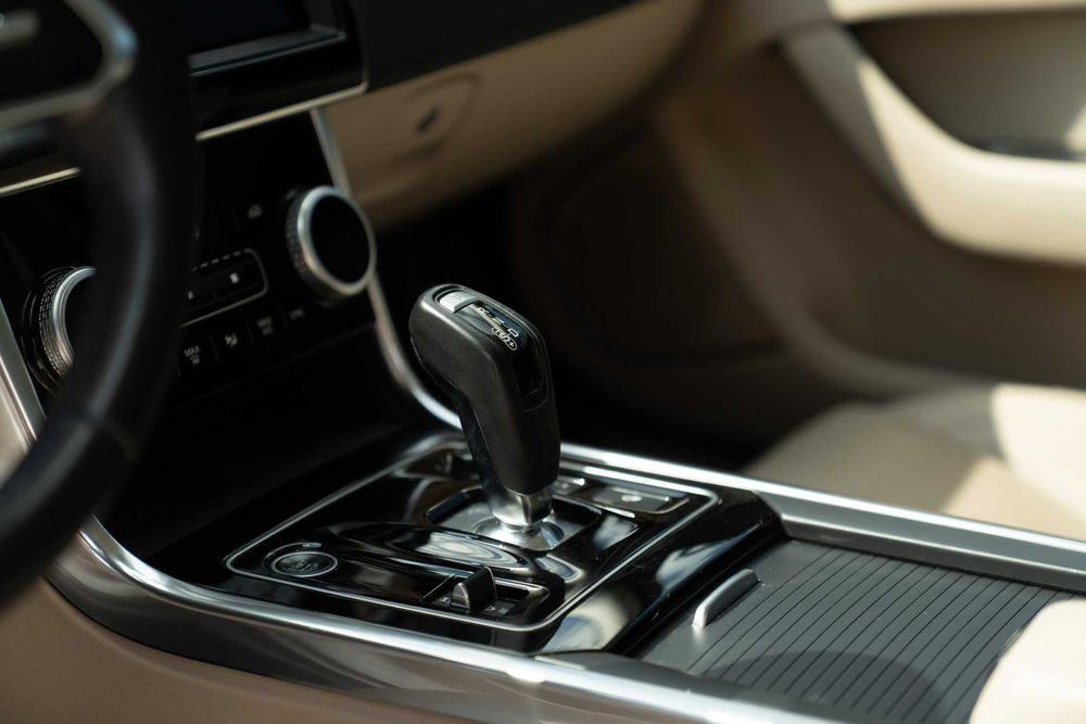 Jaguar XE - Aut - Benzina - 71k km - istoric full - garantie