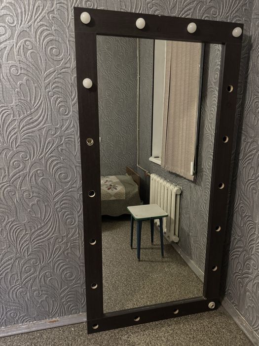 Большое зеркало с подсветкой в полный рост
