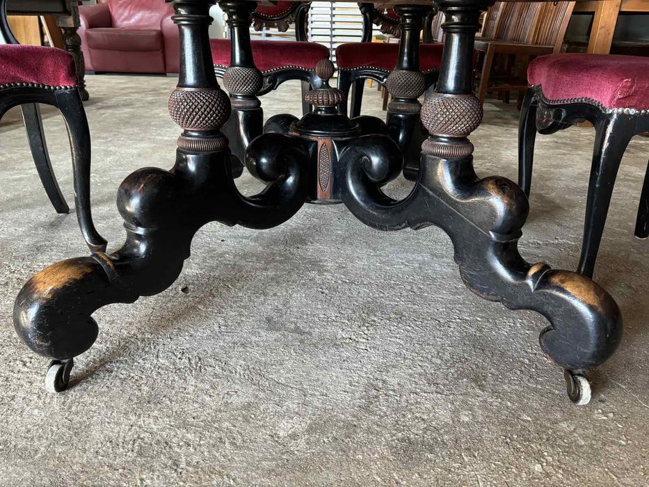 Антикварна дъбова, разтегателна трапезна маса с шест стола