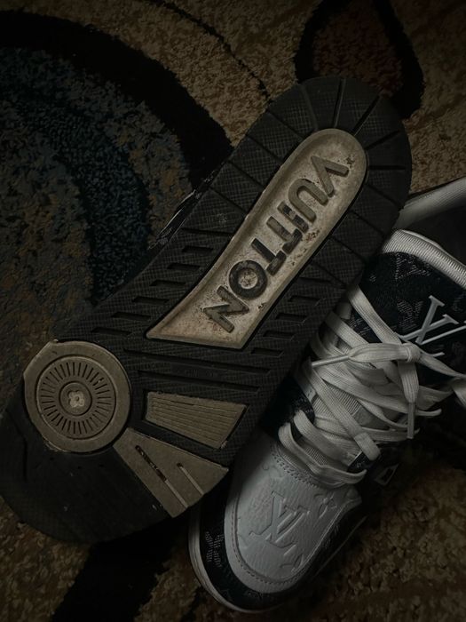 LV Trainers 44 black and white