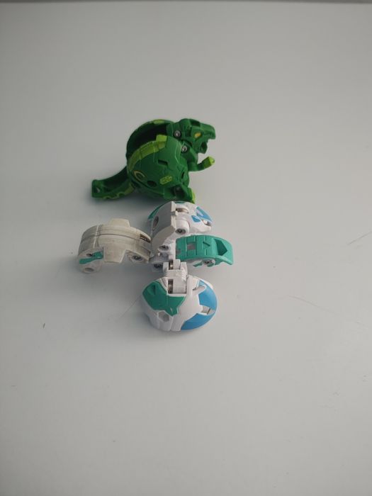 Vând bakugani albi și verzi