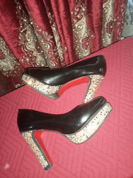 Женская туфелька