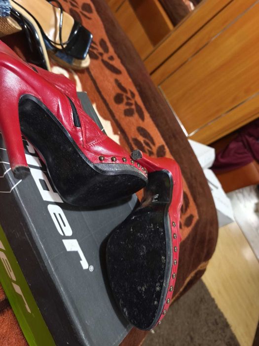 CISME din piele cu toc, capse si ciucurei, de culoare rosu si pielea manusa de moale