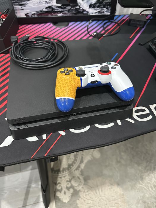 PS4 Slim 500 GB + DualShock 4 Real Madrid