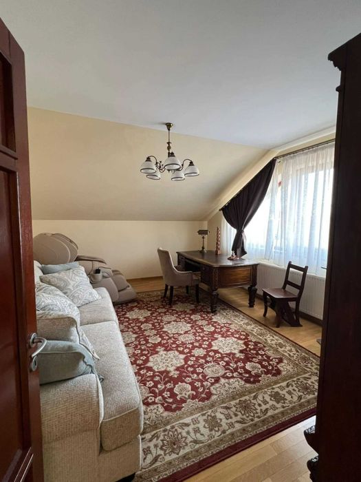 Casă D+P+M situată într-o zonă liniștită, la doar câțiva pași de centrul orașului!