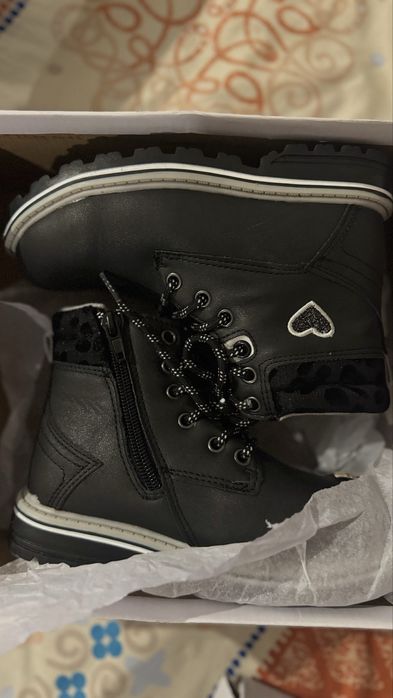 Продам детские ботинки