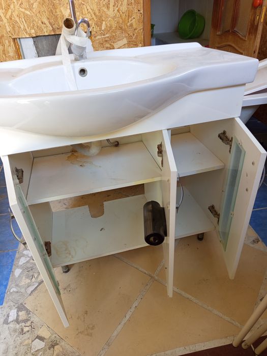 Умывальник с зеркалом