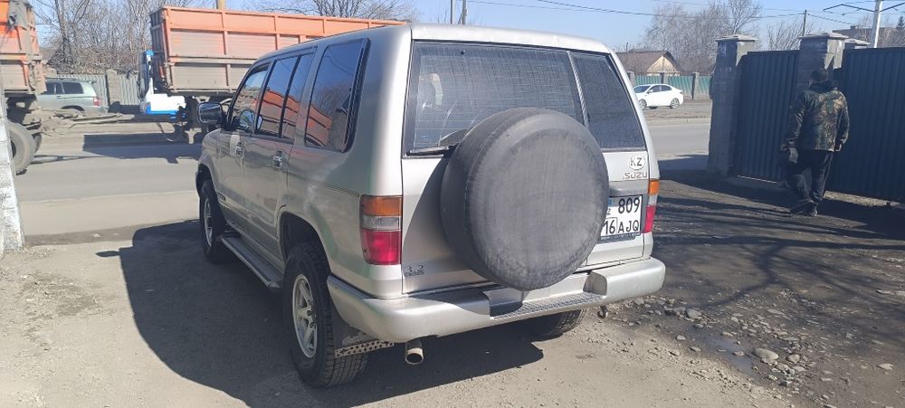 Внедорожник Isuzu Trooper