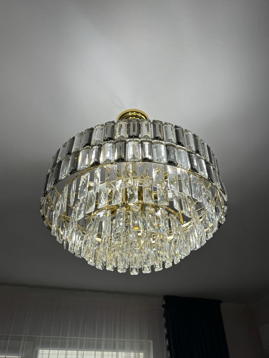 Люстралар сатылады.