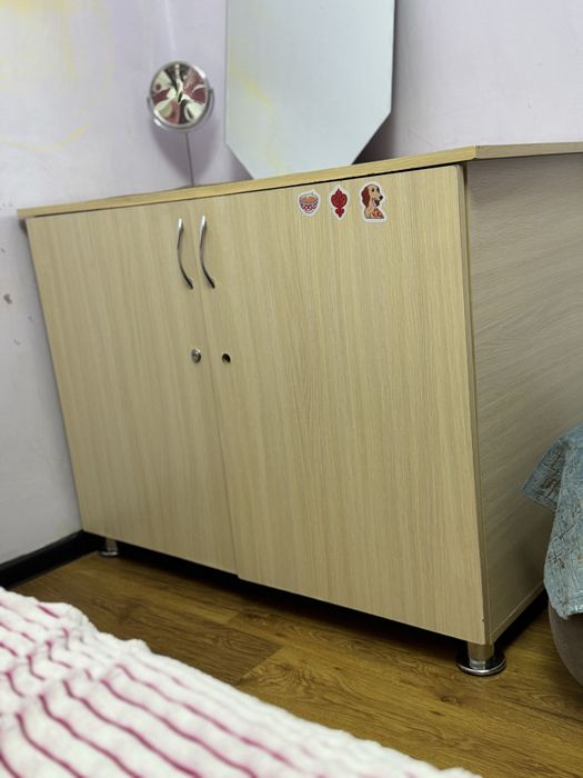 Средний шкаф с стеллажем и зеркало