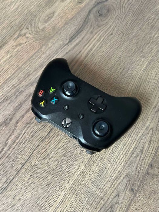 Xbox One X 1TB + 1 Controller + Cabluri