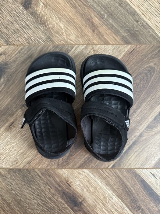 Продам четыре пары летней детской обуви.