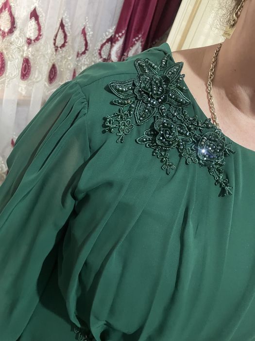 Зеленое вечернее платье