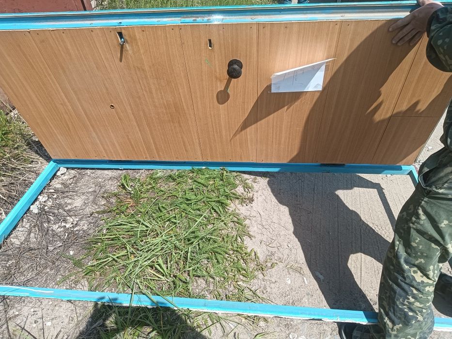 Продам железную дверь.