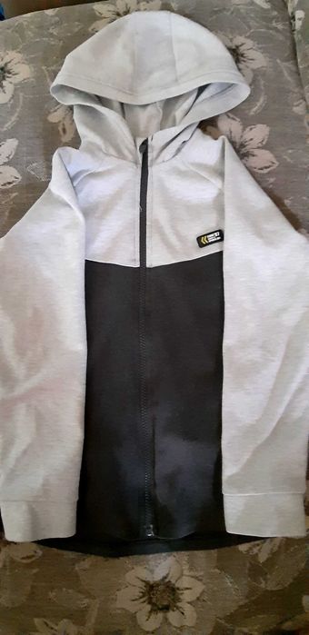 Суичъри за момче 122-128 2бр за 15лв