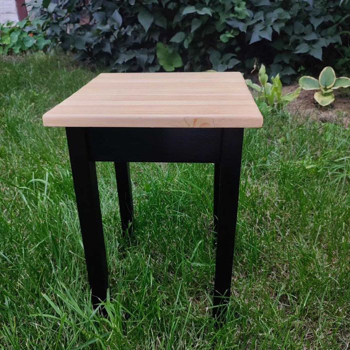 Стол и табуреты продам (комплект стол+ 4 табурета)