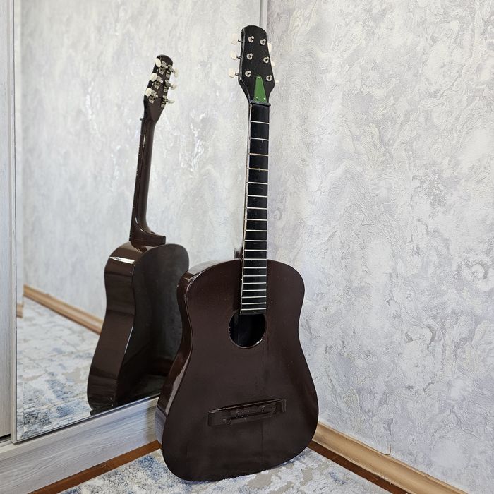 Винтажная акустическая гитара СССР как декор на стену